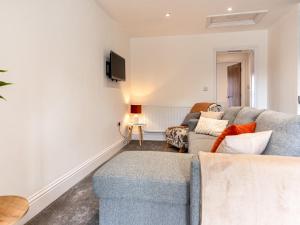 ein Wohnzimmer mit einem Sofa und einem TV in der Unterkunft Pass the Keys Stunning Apartment with Terrace in Telford