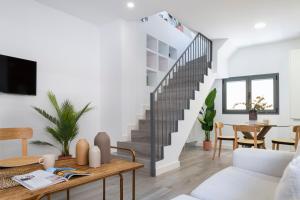 Ein Sitzbereich in der Unterkunft Suites Maestranza - Herrería by Magno Apartments