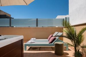 Ein Balkon oder eine Terrasse in der Unterkunft Suites Maestranza - Herrería by Magno Apartments