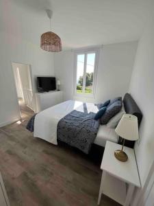 - une chambre avec un lit et une table avec une lampe dans l'établissement Completely renovated villa, à Cap d'Ail