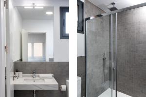 Ein Badezimmer in der Unterkunft Suites Maestranza - Herrería by Magno Apartments