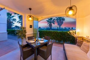 Un comedor con mesa y sillas en un patio. en Townhouse overlooking golf course, en Las Armeras