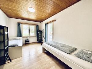 Voodi või voodid majutusasutuse Furnished Living Room in Günsberg Solothurn toas