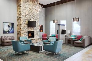 vestíbulo con sillas y chimenea de piedra en Residence Inn by Marriott Killeen, en Killeen