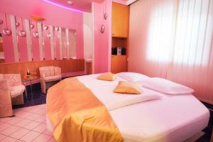 sypialnia z dużym łóżkiem w pokoju w obiekcie Hotel Eroplán w mieście Rožnov pod Radhoštěm +11 zdjęć