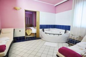 Łazienka w obiekcie Hotel Eroplán