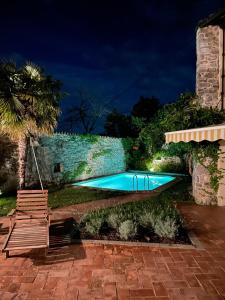 ein Schwimmbad in einem Garten in der Nacht in der Unterkunft Casa di Pepi, Kras Carso 