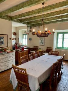 ein Esszimmer mit einem großen weißen Tisch und Stühlen in der Unterkunft Casa di Pepi, Kras Carso 