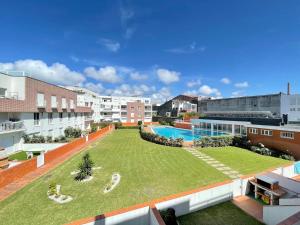 an aerial view of the courtyard of an apartment building at Apartamento Ofir in Fão