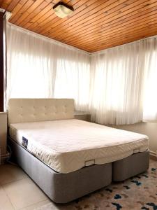 a large bed in a bedroom with a window at Yalova Halic apartment in Yalova
