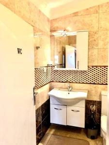 een badkamer met een wastafel en een spiegel bij Yalova Halic apartment in Yalova