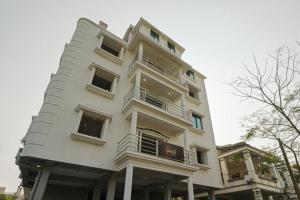een wit gebouw met balkons aan de zijkant bij Goroomgo Grace Premium Bhubaneswar in Bhubaneshwar