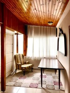 um quarto com uma mesa, uma cadeira e uma janela em Yalova Halic apartment em Yalova