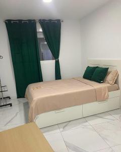 1 dormitorio con 1 cama con cortina verde en Alojamiento con habitaciones dobles y baño privado, en Valencia