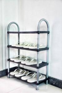 un estante de metal con zapatos blancos. en Melia's House Tagaytay - Nature Home for Rent, en Tagaytay