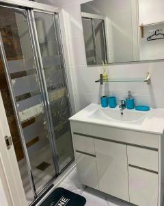 y baño blanco con lavabo y ducha. en Alojamiento con habitaciones dobles y baño privado, en Valencia