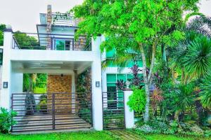 una casa con una escalera delante de ella en Melia's House Tagaytay - Nature Home for Rent, en Tagaytay