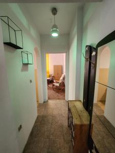 Habitación con pasillo con mesa y habitación en Studio Centrum, Private Entrance, SELF CHECK-IN 24h en Katowice
