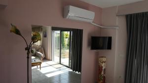 Camera con specchio e TV di Romanos Patras studio a Patra