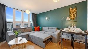 - un salon avec un canapé et une table dans l'établissement Host & Stay - Knowledge Quarter Apartment, à Liverpool