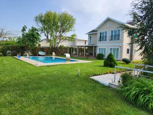 a house with a swimming pool in a yard at Villa Piano in Gebze