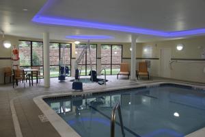 - une grande piscine dans une chambre d'hôtel dans l'établissement Courtyard by Marriott Oneonta, à Oneonta