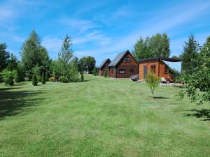 a large yard in front of a house at Domek nad Szelągiem in Stare Jabłonki