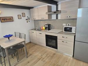 Il comprend une petite cuisine équipée d'une table et d'un réfrigérateur. dans l'établissement DÔME SANPIO V - Torino, à Turin