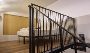 Un escalier mène à une chambre avec un lit. dans l'établissement DÔME SANPIO V - Torino, à Turin