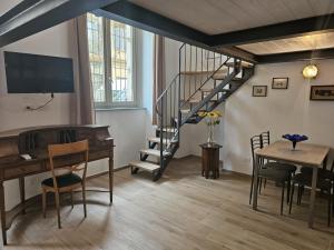 - un salon avec un escalier, une table et un bureau dans l'établissement DÔME SANPIO V - Torino, à Turin
