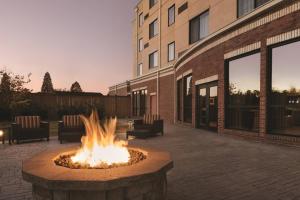 eine Feuerstelle in einem Innenhof neben einem Gebäude in der Unterkunft Courtyard by Marriott Salisbury in Salisbury