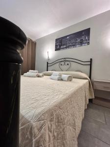 a bedroom with two beds with towels on them at Case Vacanze Seggettieri in Palermo