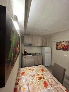 una pequeña cocina con una mesa con flores. en Case Vacanze Seggettieri, en Palermo