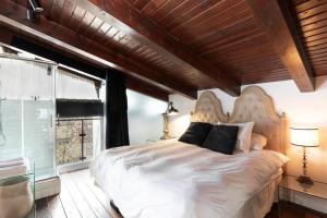 מיטה או מיטות בחדר ב-Luxury Villa by the Beach in Neve Tzedek's Heart!