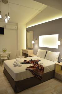 A bed or beds in a room at Ammos Apartments
