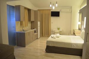 A bed or beds in a room at Ammos Apartments
