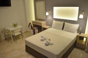 A bed or beds in a room at Ammos Apartments