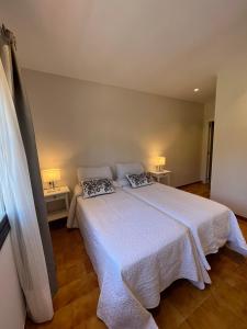 1 dormitorio con 1 cama blanca y 2 almohadas en Cortijo De Cortes, en Estepona