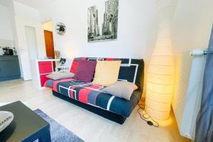 ein Wohnzimmer mit einem Sofa und bunten Kissen in der Unterkunft The Grenoble Break #FQ in Grenoble
