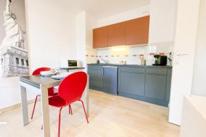 eine Küche mit einem Tisch und 2 roten Stühlen in der Unterkunft The Grenoble Break #FQ in Grenoble