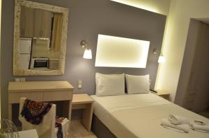 A bed or beds in a room at Ammos Apartments