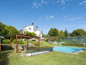 a backyard with a swimming pool and a pergola at housingcoruña ZAPATEIRA in A Coruña