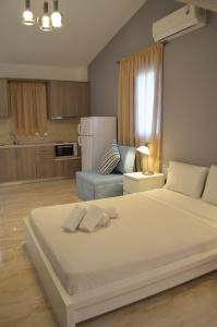 A bed or beds in a room at Ammos Apartments