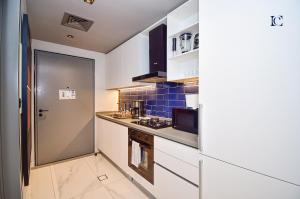 Kuchyň nebo kuchyňský kout v ubytování Luxury Escapes - Large & Brand New Studio Apt Business Bay - MAG