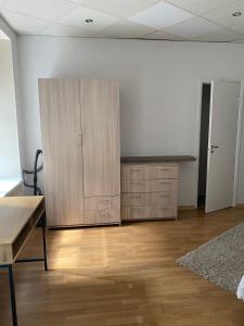 Habitación vacía con armario y suelo de madera. en Raekoja Boutique Residence, en Tallin