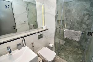 Koupelna v ubytování Luxury Escapes - Large & Brand New Studio Apt Business Bay - MAG + 11 fotografií