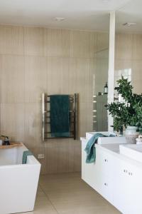 łazienka z 2 umywalkami i lustrem w obiekcie Chatsworth Tasmania w mieście Longford