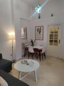 ein Wohnzimmer mit einem Sofa und einem Tisch in der Unterkunft PISO 2 HABITACIONES SEVILLA CENTRO WIFI in Sevilla
