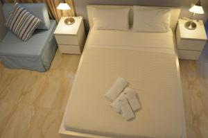 A bed or beds in a room at Ammos Apartments