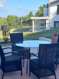einen weißen Tisch und Stühle mit einem Tisch, einem Tisch und Stühlen in der Unterkunft Bellevue hideaway in Gros Islet